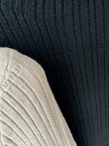 Női bordás kötött anyagában apró mintás álló nyakú kötött felső