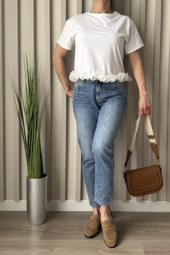 Fehér, fekete fodros női póló – elegáns basic felső nyárra