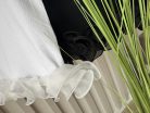 Fehér, fekete fodros női póló – elegáns basic felső nyárra