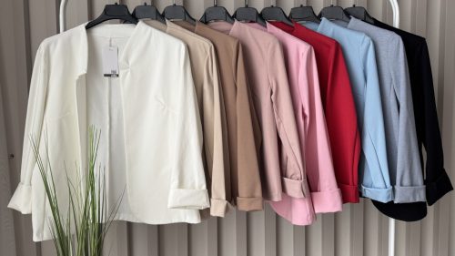 „Elegance Soft Touch női rövid blézer – stílusos alapdarab 