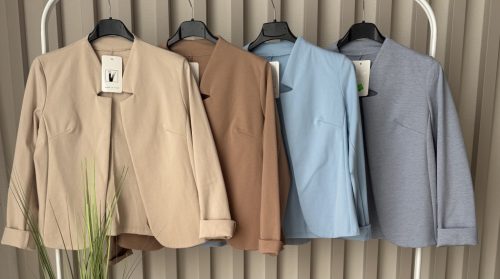 „Elegance Soft Touch női rövid blézer – stílusos alapdarab 
