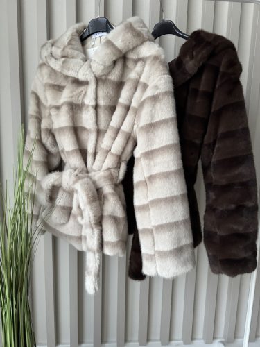 ???? Téli Luxus Műszőrme Kabát Övvel – Kapucnis, Puha Bézs / Csokoládébarna