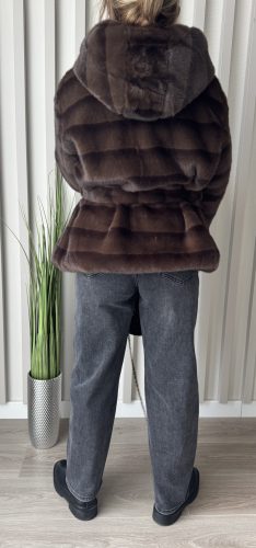 ???? Téli Luxus Műszőrme Kabát Övvel – Kapucnis, Puha Bézs / Csokoládébarna