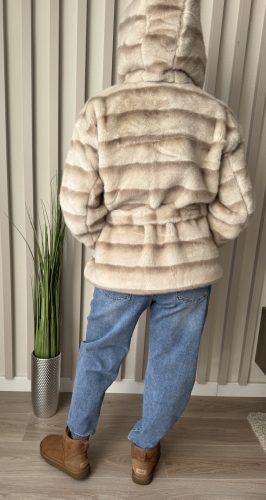 ???? Téli Luxus Műszőrme Kabát Övvel – Kapucnis, Puha Bézs / Csokoládébarna