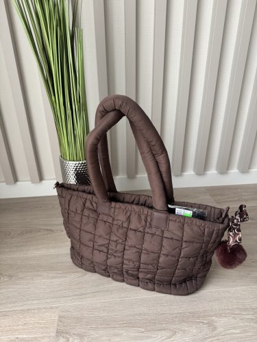 Steppelt női kézitáska – puha párnázott shopper táska pompon díszítéssel (bézs, barna, csokoládébarna)