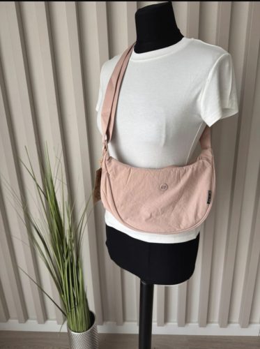 Félhold alakú crossbody válltáska