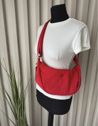 Félhold alakú crossbody válltáska