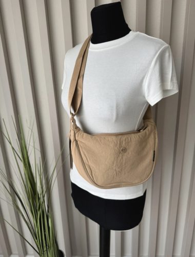 Félhold alakú crossbody válltáska