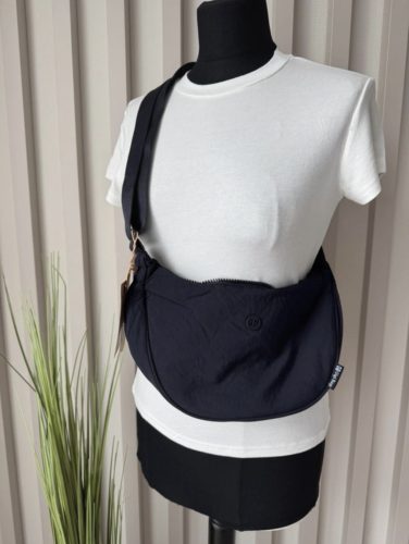 Félhold alakú crossbody válltáska