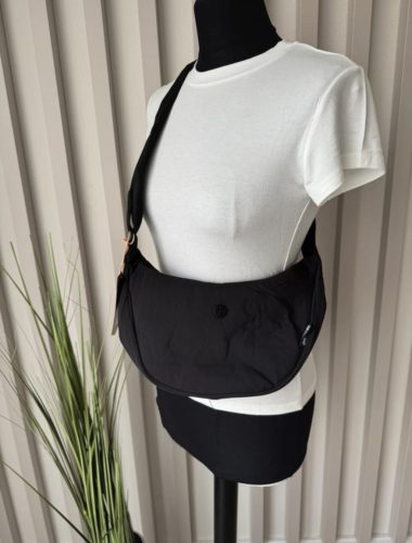 Félhold alakú crossbody válltáska