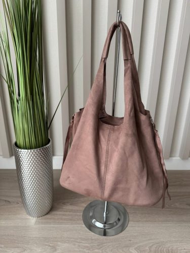 Velúr hatású vállra akasztható táska