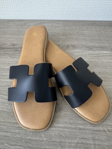 Minimal fekete pántos női papucs