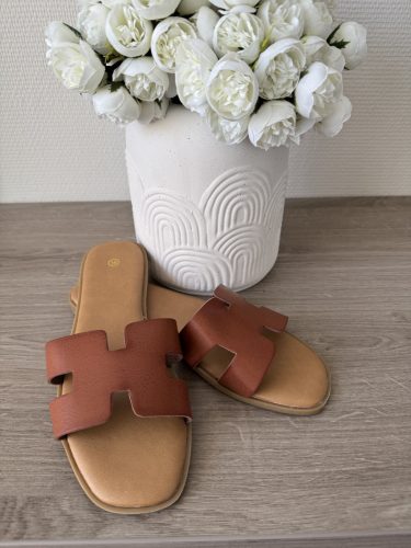 Elegáns „H” pántos női papucs – barna