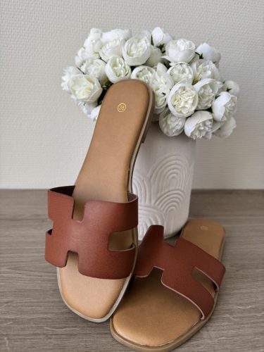 Elegáns „H” pántos női papucs – barna