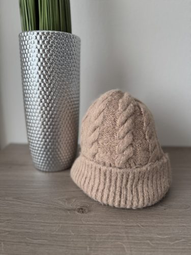 Csavart mintás kötött sapka
