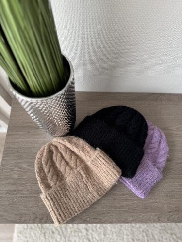 Csavart mintás kötött sapka