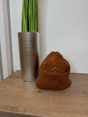 Csavart mintás kötött sapka