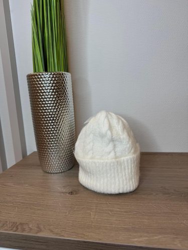 Csavart mintás kötött sapka