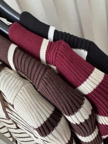 Csíkos galléros gombos bordázott női body – hosszú ujjú, elegáns fazon